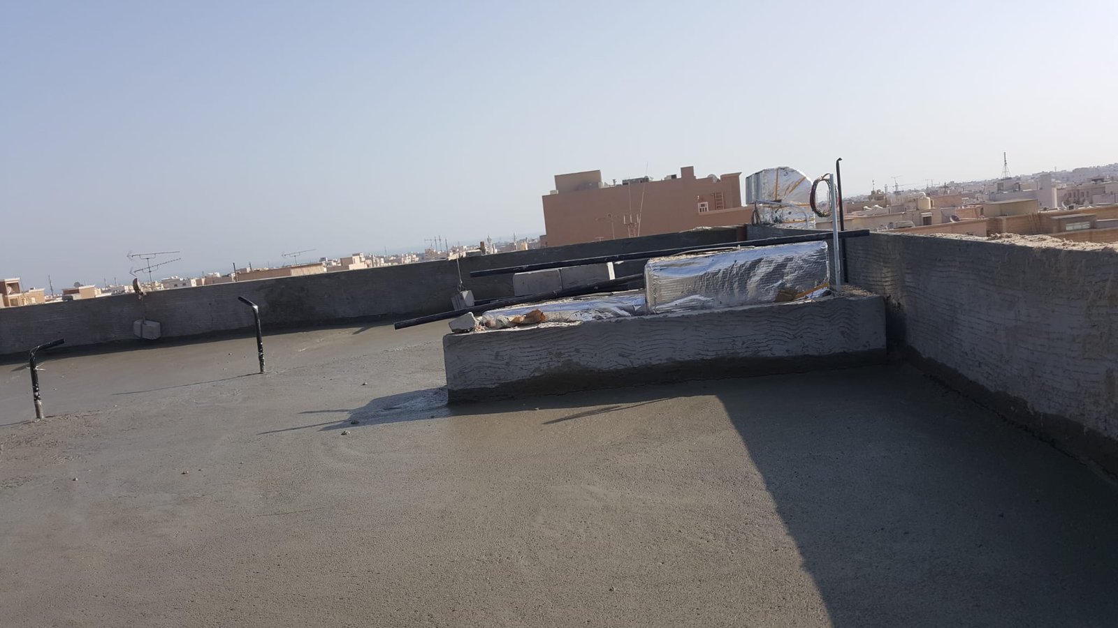 صب خرسانة فوق العزل